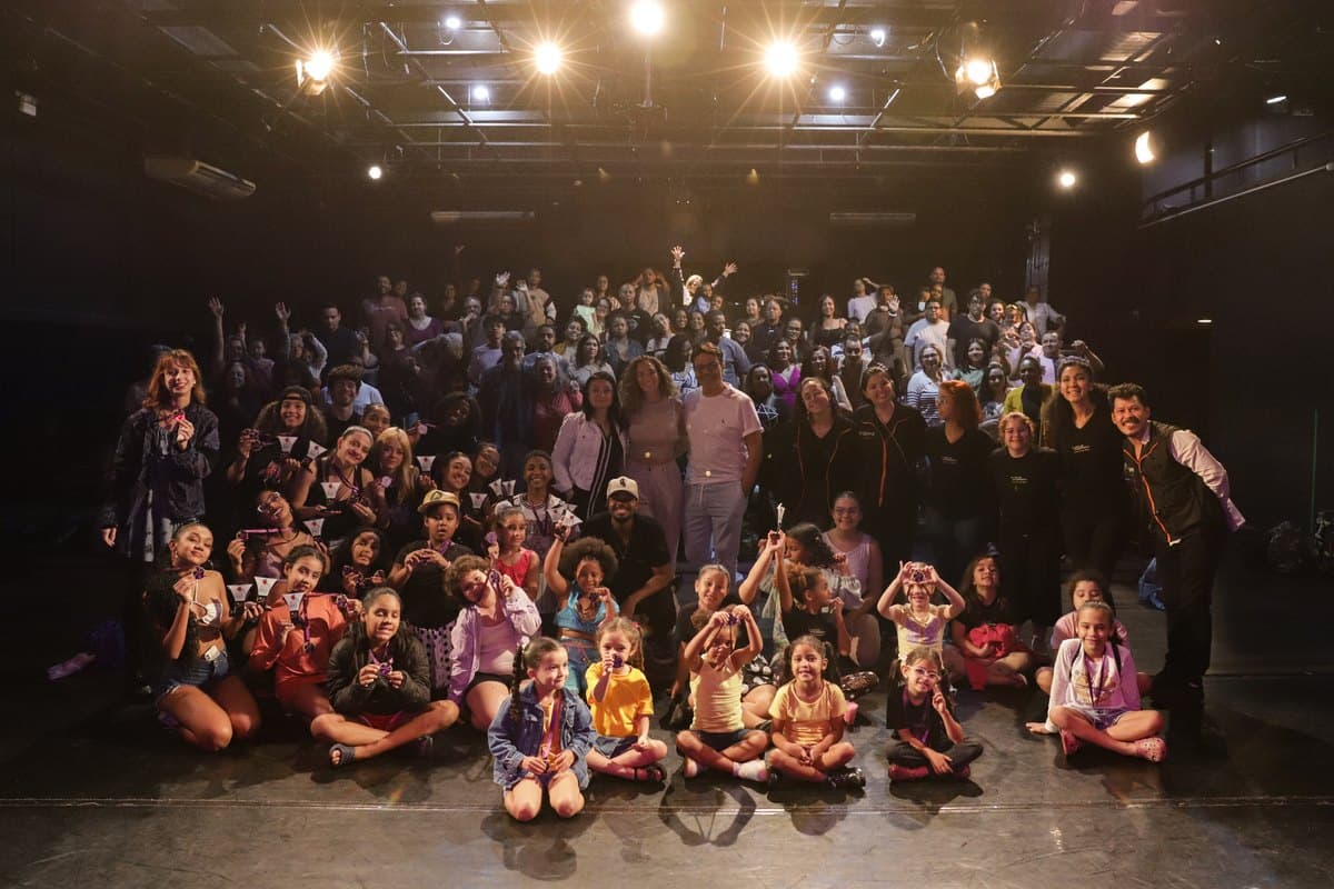 Foto de todos os alunos, professores e famílias no palco ao fim do festival