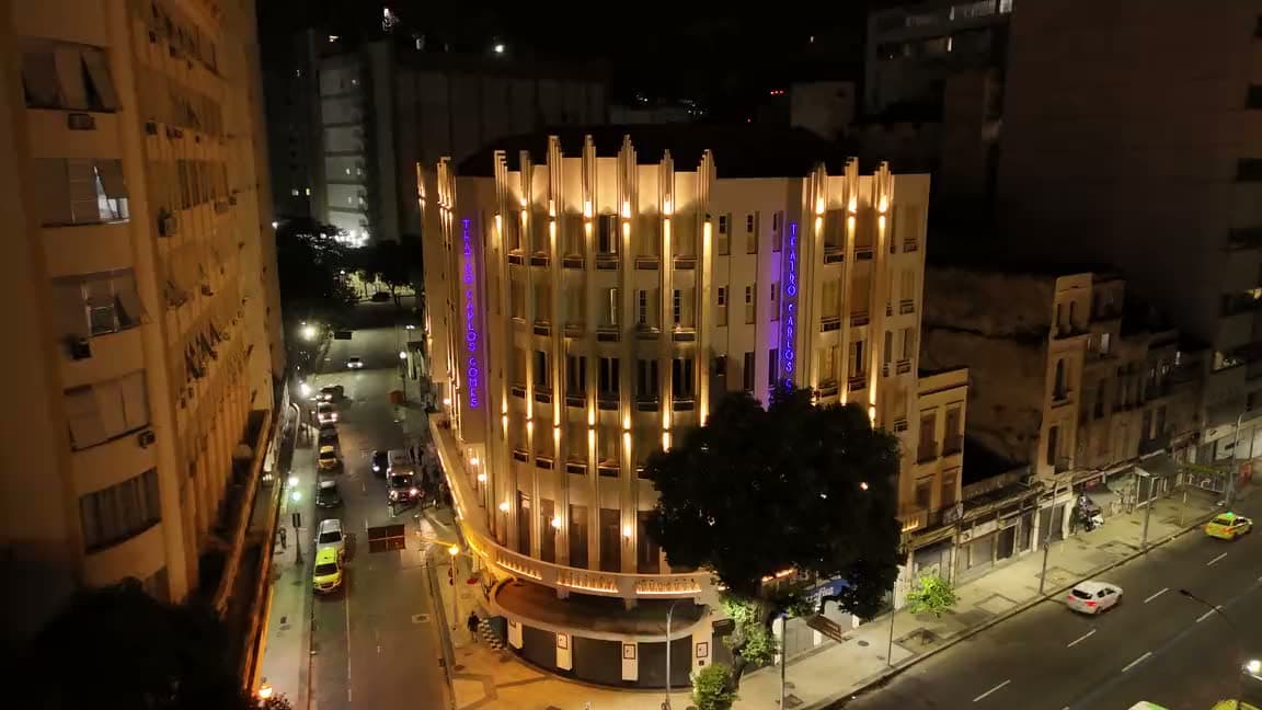 Fachada art déco do Teatro Carlos Gomes iluminada à noite, vista de cima
