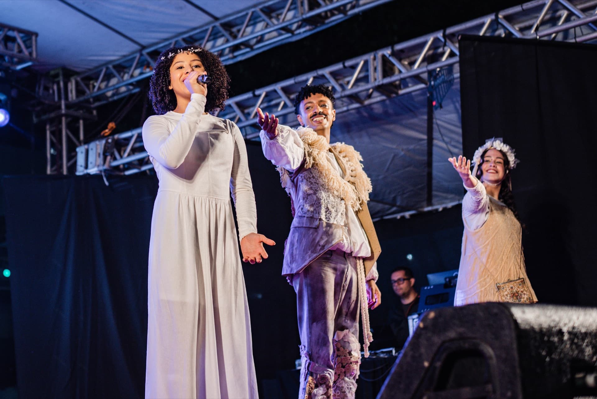 Alunos da Sede do Movimento cantando e atuando no palco do Auto da Paixão de Cristo 2026
