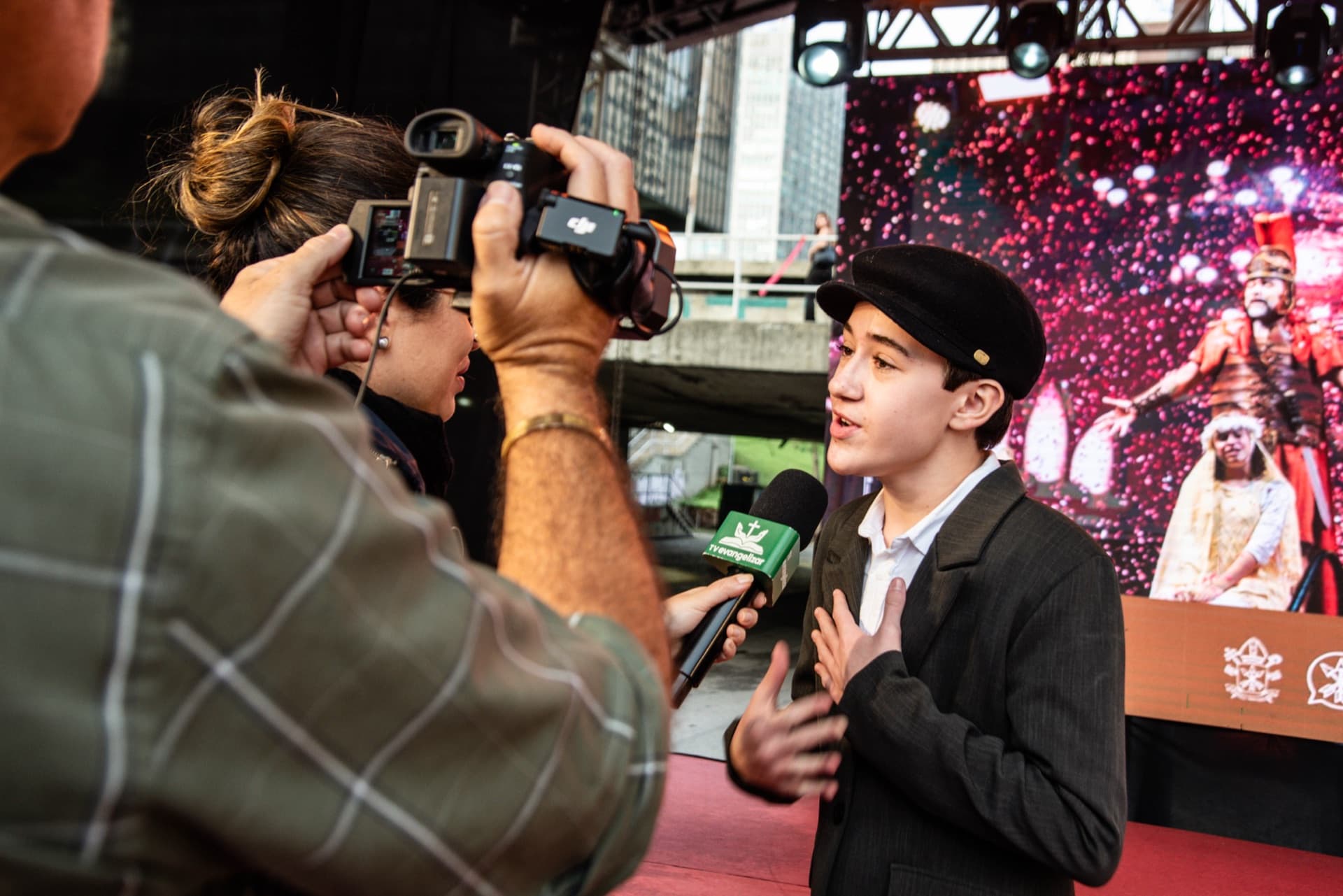 Aluno da Sede do Movimento sendo entrevistado pela TV no Auto da Paixão de Cristo 2026