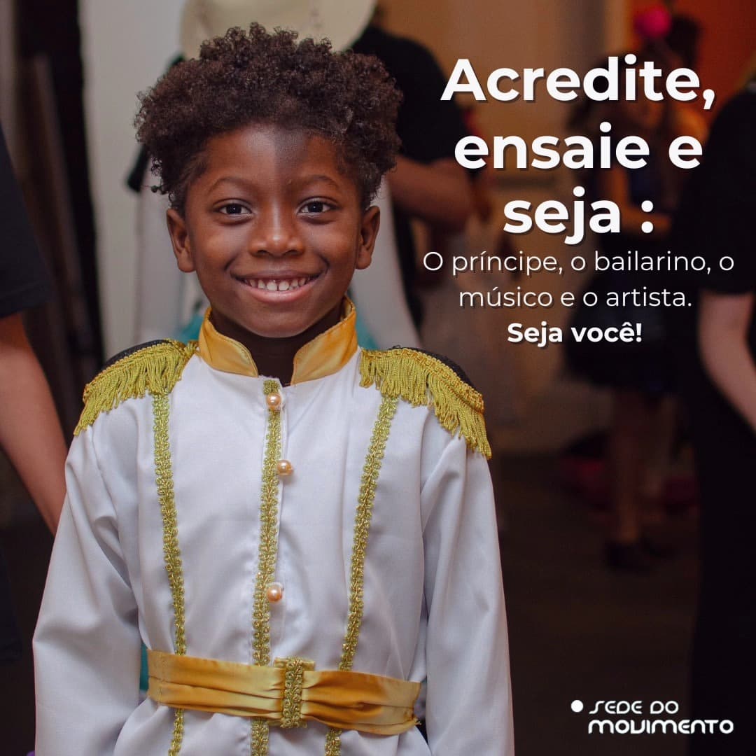 Zion, aluno da Sede do Movimento, fantasiado de príncipe no musical de 2025 — acredite, ensaie e seja o príncipe, o bailarino, o músico e o artista.